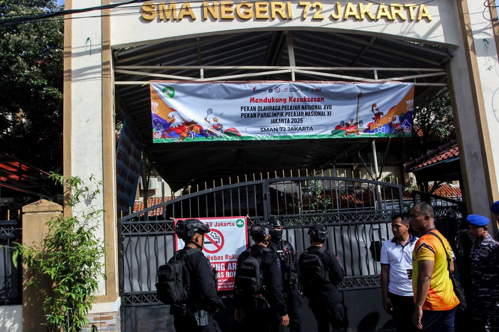 Personil Gegana Brimob Polda Metro Jaya berjaga pasca terjadi ledakan di depan gerbang SMAN 72 Jakarta, Jumat (7/11/2025). ANTARA FOTO/Naufal Khoirulloh/foc. Penjagaan pasca ledakan di SMA 72 Jakarta