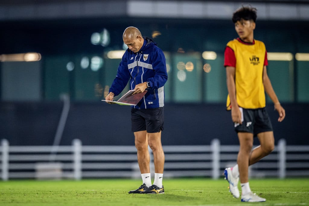 Nova Arianto (kiri) saat latihan resmi jelang laga kedua Grup H Piala Dunia U17 2025 di Doha, Qatar, Kamis (6/11/2025). ANTARA FOTO/Bayu Pratama S/bar Latihan Timnas Indonesia U17