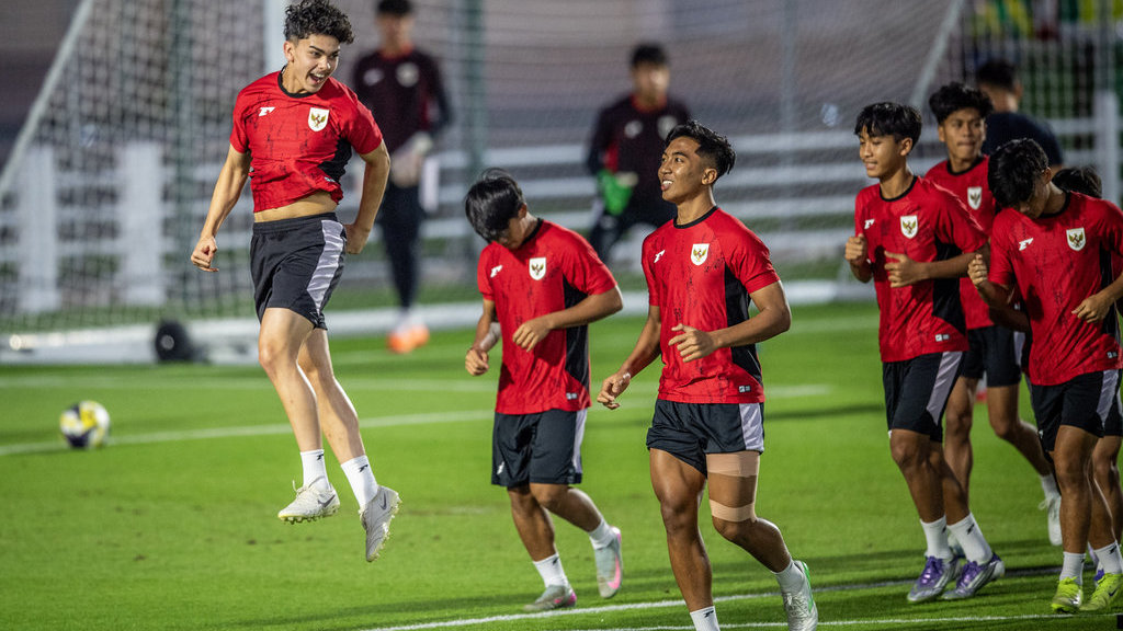 Sejumlah pesepak bola Timnas Indonesia U-17 mengikuti latihan resmi jelang laga Grup H Piala Dunia U17 2025 di Lapangan latihan Stadion Al Thumama, Doha, Qatar, Minggu (9/11/2025).ANTARA FOTO/Bayu Pratama S/sgd Latihan Timnas Indonesia U-17 jelang lawan Honduras