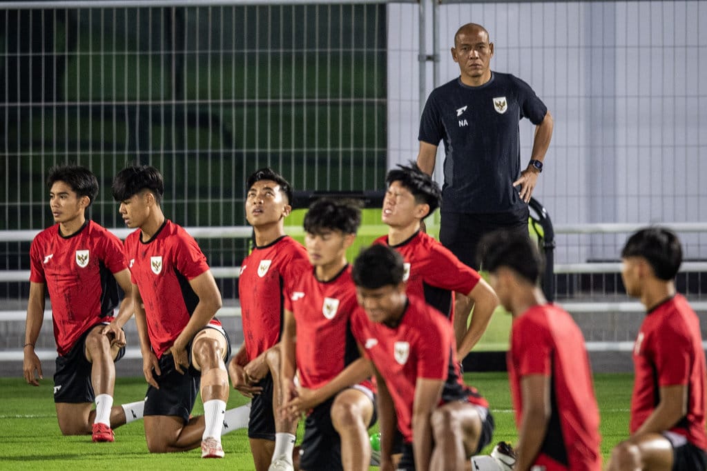 Nova Arianto saat menjadi pelatih Timnas Indonesia U17 pada 2025. ANTARA FOTO/Bayu Pratama S/sgd Nova Arianto saat menjadi pelatih Timnas Indonesia U17 pada 2025.