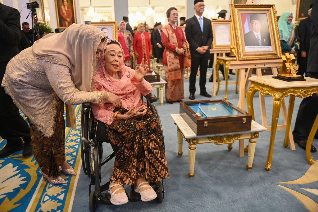 Istri Presiden keempat RI K.H. Abdurrahman Wahid, Sinta Nuriyah (kedua kiri) dan putrinya, Yenny Wahid (kiri) berbicara usai prosesi upacara pemberian gelar pahlawan di Istana Negara, Jakarta, Senin (10/11/2025).ANTARA FOTO/Aditya Pradana Putra/nz Pemberian gelar Pahlawan Nasional