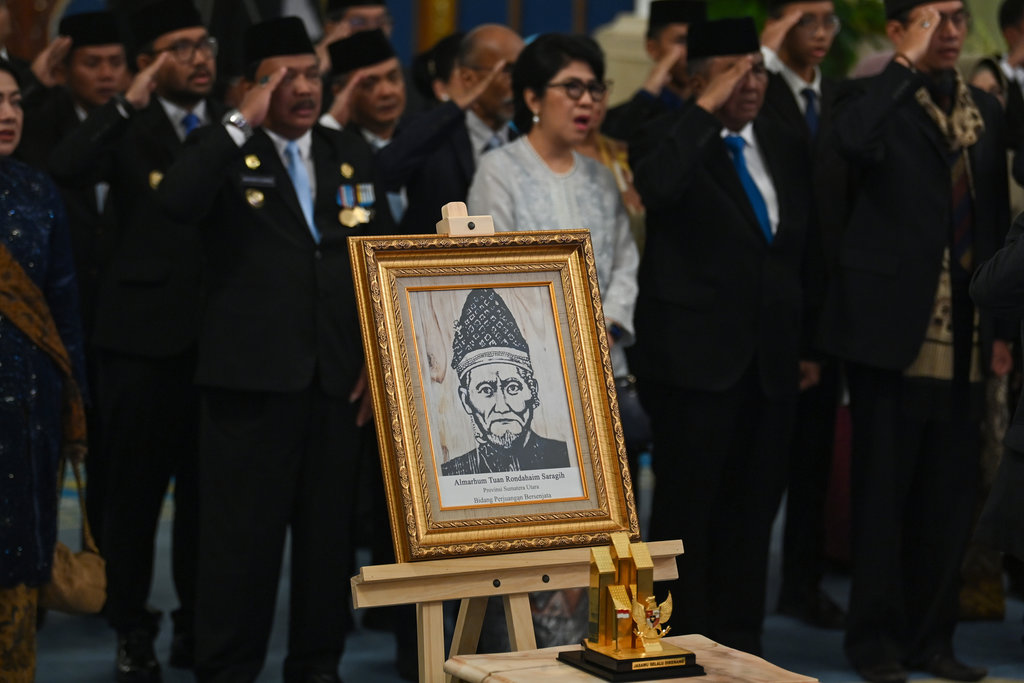 Gambar wajah tokoh perjuangan bersenjata dari Sumatra Utara, Tuan Rondahaim Saragih ditampilkan dalam upacara pemberian gelar pahlawan di Istana Negara, Jakarta, Senin (10/11/2025).ANTARA FOTO/Aditya Pradana Putra/nz Pemberian gelar Pahlawan Nasional