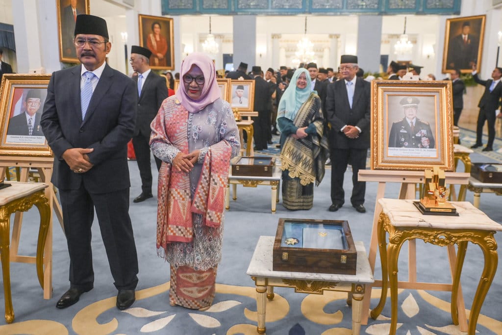 Anak Jenderal Besar TNI Soeharto, Siti Hardijanti Rukmana (kedua kiri) dan Bambang Trihatmodjo (kiri) menghadiri upacara penganugerahan gelar pahlawan nasional di Istana Negara, Jakarta, Senin (10/11/2025). ANTARA FOTO/Hafidz Mubarak A/nz Penganugerahan gelar pahlawan nasional