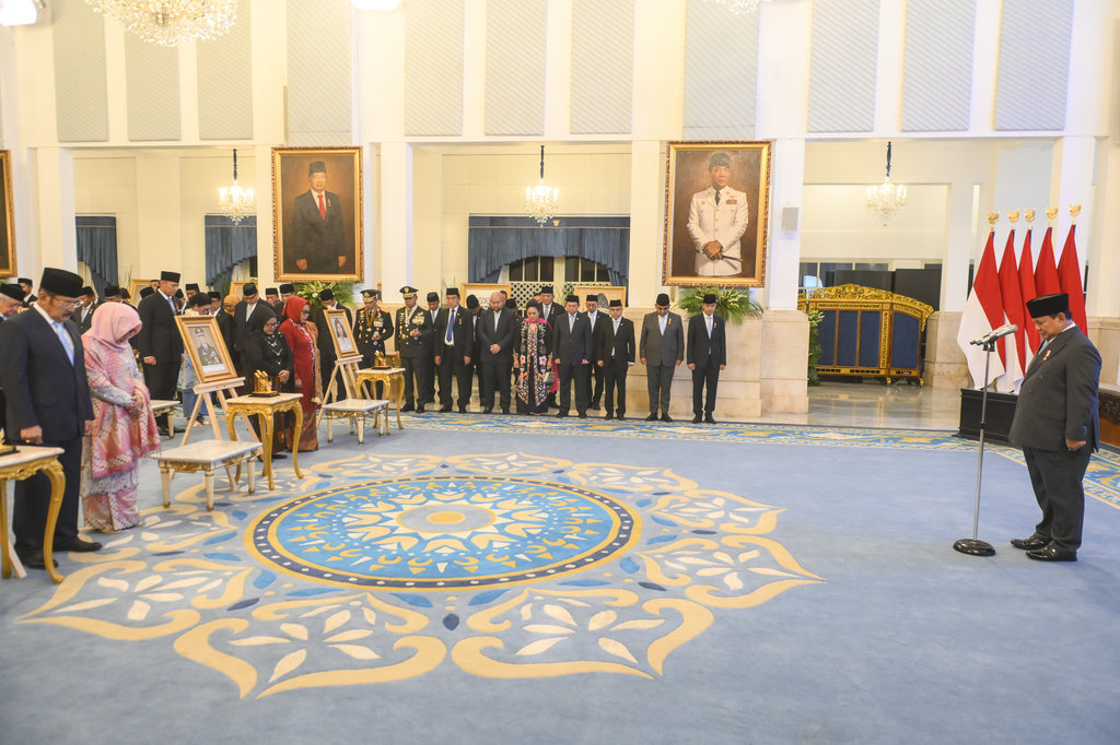 Presiden Prabowo Subianto (kanan) mengheningkan cipta saat memimpin upacara penganugerahan gelar pahlawan nasional di Istana Negara, Jakarta, Senin (10/11/2025). ANTARA FOTO/Hafidz Mubarak A/nz Penganugerahan gelar pahlawan nasional