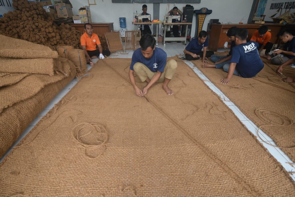 Warga Binaan Pemasyarakatan (WBP) memasang untaian sabut kelapa saat membuat paranet dari bahan sabut kelapa yang telah jadi di Rumah Tahanan Negara (Rutan) Kelas IIB Boyolali, Jawa Tengah, Selasa (11/11/2025). ANTARA FOTO/Aloysius Jarot Nugroho/tom. Kerajinan sabut kelapa ekspor di Rutan Boyolali