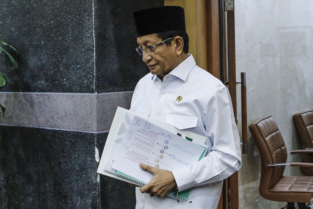 Menteri Agama Nasaruddin Umar bersiap mengikuti rapat kerja dengan Komisi VIII DPR di Kompleks Parlemen, Senayan, Jakarta, Selasa (11/11/2025). ANTARA FOTO/Asprilla Dwi Adha/tom. Raker Komisi VIII DPR dengan Menteri Agama