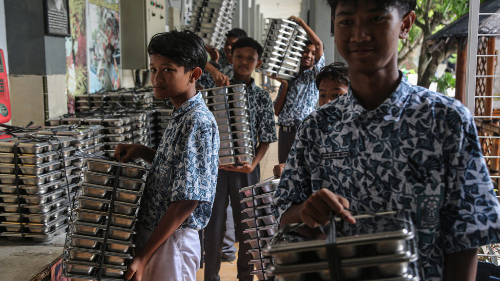 Sejumlah siswa membawa paket makanan program Makan Bergizi Gratis (MBG) di SMP Negeri 9 Kota Semarang, Jawa Tengah, Rabu (12/11/2025). Berdasarkan data Pemprov Jawa Tengah, pelaksanaan program MBG per 5 November 2025 telah menjangkau sebanyak 6,3 juta orang penerima manfaat atau sekitar 65,44 persen dari total potensi 9,6 juta penerima yang terdiri dari siswa jenjang TK, SD, SMP, SMA/SMK, pondok pesantren hingga ibu hamil serta balita. ANTARA FOTO/Makna Zaezar/rwa. Capaian pelaksanaan penerima manfaat MBG di Jateng
