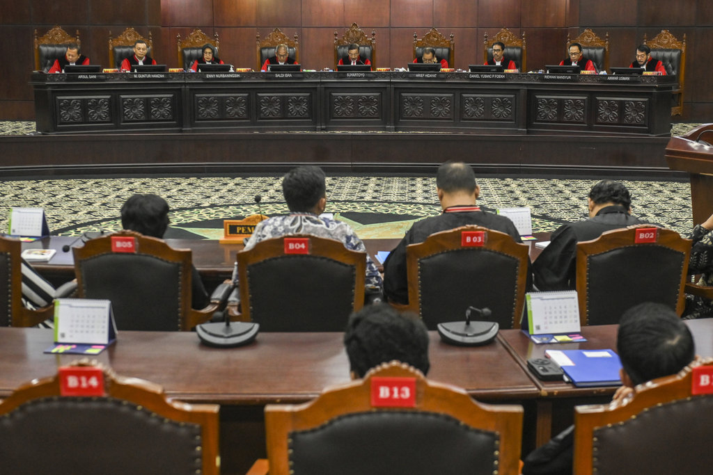Suasana sidang pembacaan putusan uji materiil UU Polri di Gedung MK, Jakarta, Kamis (13/11/2025). MK mengabulkan uji materiil terhadap pasal 28 ayat (3) UU No. 2 tahun 2002 tentang Kepolisian Negara Republik Indonesia sehingga kini anggota Polri aktif harus mengundurkan diri atau pensiun untuk menduduki jabatan di luar kepolisian. ANTARA FOTO/Hafidz Mubarak A/bar MK tegaskan anggota polisi aktif harus mundur saat duduki jabatan di luar institusi