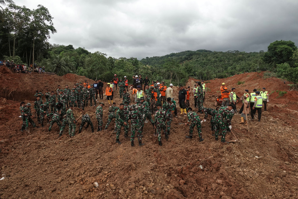 Tim SAR gabungan melakukan proses pencarian korban yang masih tertimbun longsor di Desa Cibeunying, Majenang, Cilacap, Jawa Tengah, Jumat (14/11/2025). Pencarian masih terus dilakukan oleh tim SAR gabungan untuk mencari 20 korban yang masih tertimbun, meski terkendala cuaca dan peralatan. ANTARA FOTO/Idhad Zakaria Pencarian korban longsor Majenang