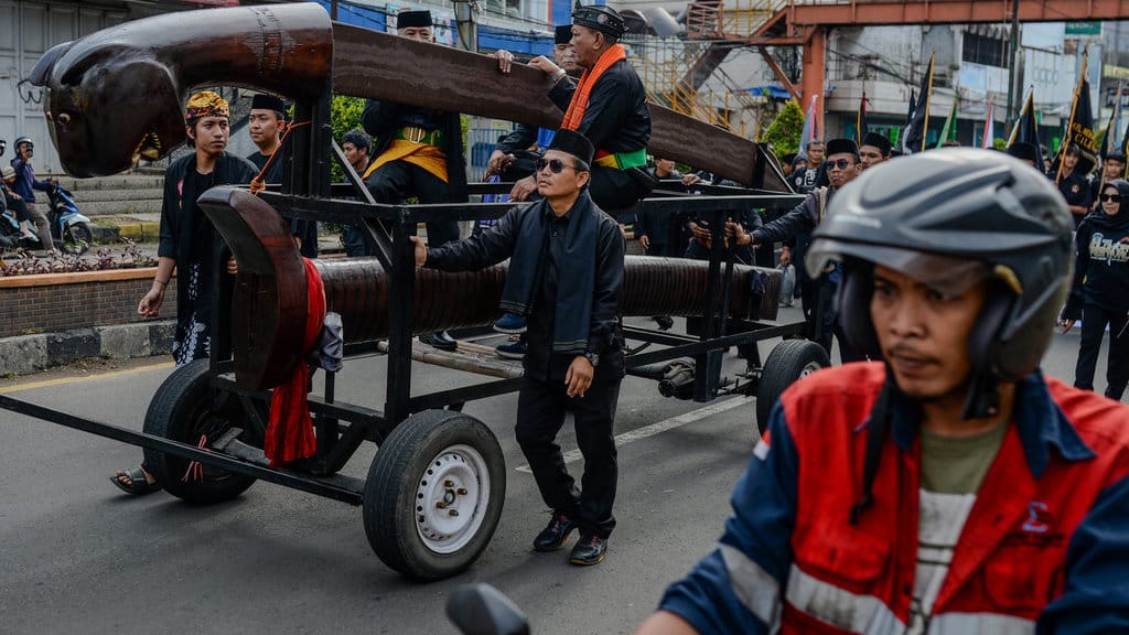 Warga mengarak golok raksasa saat Festival Golok di Kota Cilegon, Banten, Sabtu (15/11/2025). Festival tersebut diselanggarakan dalam rangka melestarikan seni dan tradisi golok sebagai warisan budaya khas Banten serta sebagai ajang silaturahim perguruan pencak silat di Banten. ANTARA FOTO/Muhammad Bagus Khoirunas/rwa. Festival Golok di Banten