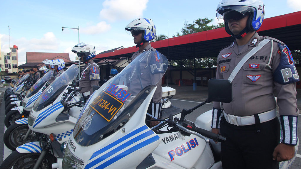 Sejumlah personel Dit Lantas Polda Kalimantan Barat mengikuti Apel Gelar Pasukan Operasi Zebra Kapuas 2025 di Polda Kalimantan Barat, Senin (17/11/2025). ANTARA FOTO/Jessica Wuysang/foc. Apel Operasi Zebra Kapuas 2025 di Pontianak