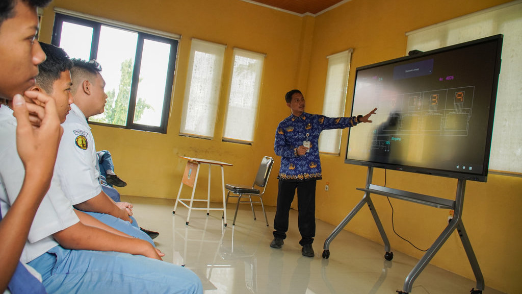 Guru menjelaskan materi menggunakan panel digital pintar (PIP) atau interactive flat panel (IFP) saat pembelajaran di SMK Negeri 1 Tekung, Lumajang, Jawa Timur, Senin (17/11/2025). ANTARA FOTO/Irfan Sumanjaya/foc. Capaian penyaluran layar digital pintar