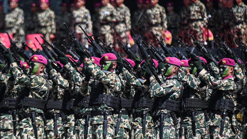 Sejumlah prajurit Korps Marinir TNI AL mengikuti upacara peringatan HUT ke-80 Korps Marinir di Bumi Marinir, CIlandak, Jakarta, Senin (17/11/2025). ANTARA FOTO/Sulthony Hasanuddin/foc. Puncak HUT ke-80 Korps Marinir