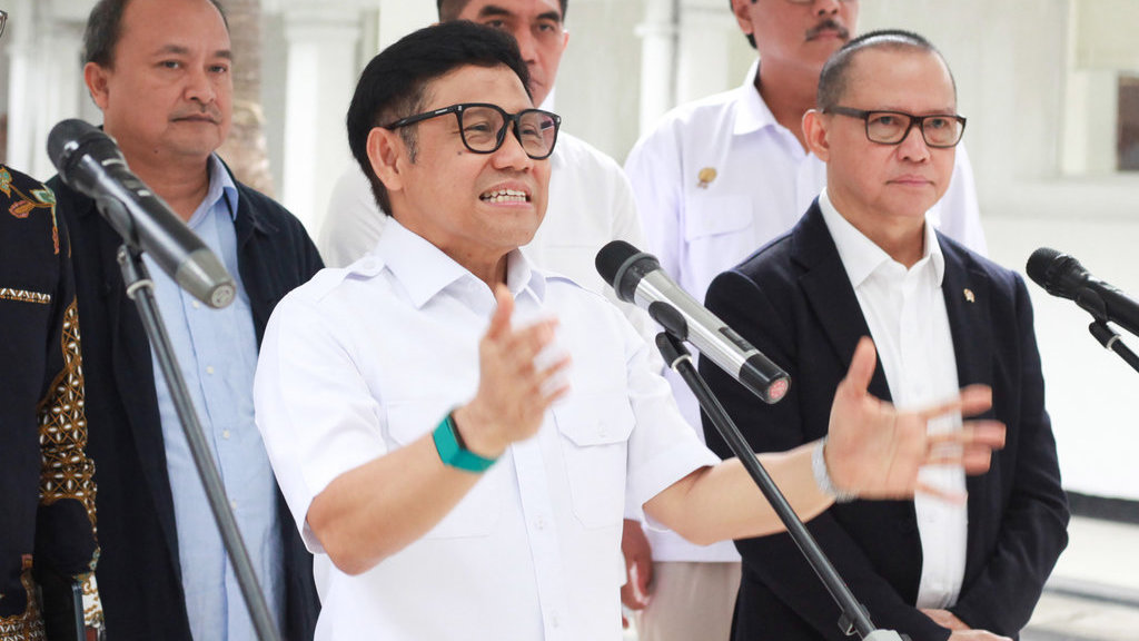 Menko Bidang Pemberdayaan Masyarakat Muhaimin Iskandar (kedua kiri) dan Menteri Perlindungan Pekerja Migran Indonesia (BP2MI) Muktharudin (kanan) beserta jajarannya menyampaikan keterangan kepada wartawan usai Rapat Tingkat Menteri tentang program SMK Go Global di Kantor Kemenko PM, Jakarta, Selasa (18/11/2025). Pemerintah mulai memberangkatkan lulusan SMK ke sejumlah negara, seperti Slovakia, Turki, dan Jepang pada akhir tahun 2025 melalui program SMK Go Global dan ditargetkan dapat mencapai angka 500 ribu orang pada tahun 2026. ANTARA FOTO/Reno Esnir/YU Rapat program SMK Go Global
