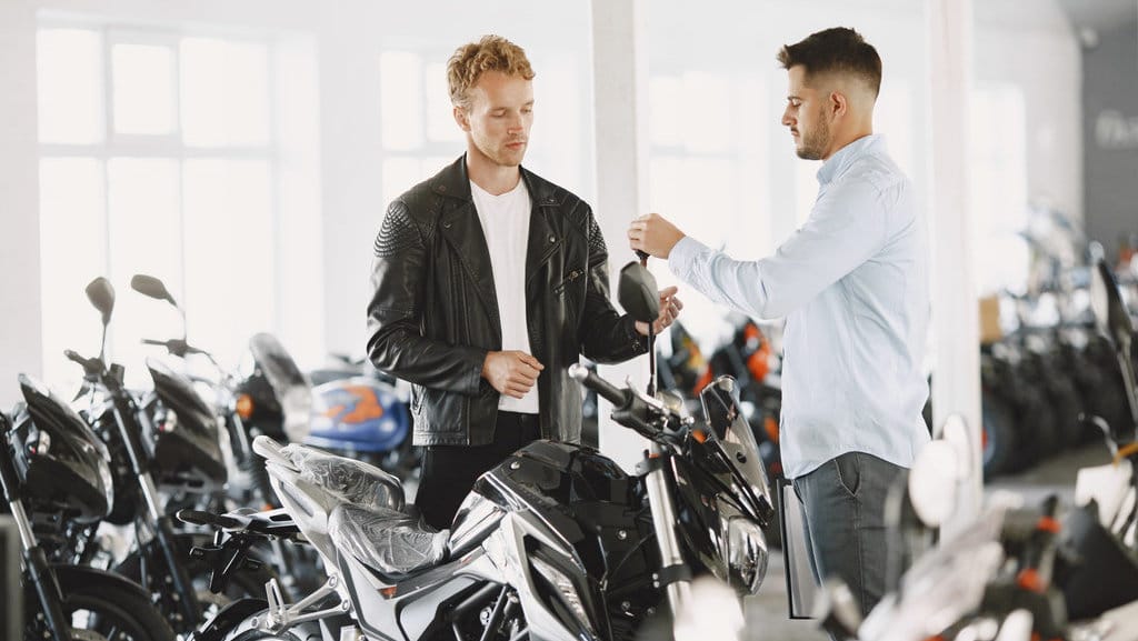 Ilustrasi Beli Motor. (FOTO/freepik.com) Ilustrasi Motor Bekas