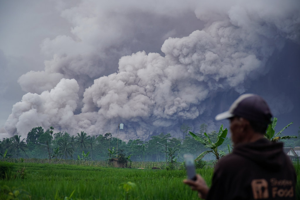 Warga melihat luncuran awan panas Gunung Semeru di Desa Sumberwuluh, Candipuro, Lumajang, Jawa Timur, Rabu (19/11/2025). ANTARA FOTO/Irfan Sumanjaya/YU Erupsi Gunung Semeru
