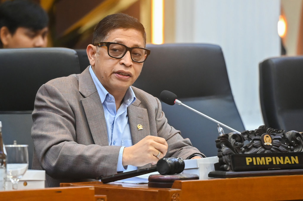 Ketua Badan Legislasi (Baleg) DPR Bob Hasan memimpin rapat yang membahas tentang guru dan dosen di Kompleks Parlemen, Senayan, Jakarta, Rabu (19/11/2025). Dalam rapat tersebut Kemendikdasmen menyarankan agar persoalan mendalam berkenaan dengan tata kelola guru dipusatkan pada pemerintah pusat. ANTARA FOTO/Rivan Awal Lingga/rwa. Raker membahas tentang guru dan dosen
