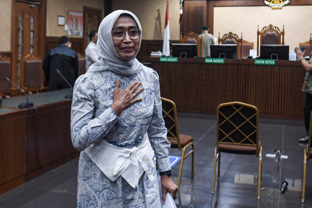 Terdakwa kasus dugaan korupsi di PT ASDP Ira Puspadewi berjalan usai menjalani sidang dengan agenda pembacaan vonis di Pengadilan Tipikor, Jakarta, Kamis (20/11/2025). ANTARA FOTO/Muhammad Adimaja/tom. Sidang putusan kasus korupsi PT ASDP Indonesia