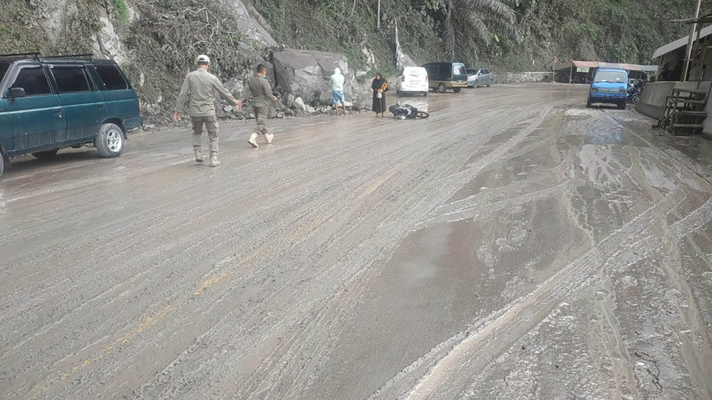 Jalanan di sekitar Jembatan Gladak Perak masih licin tertutup material vulkanik akibat erupsi Gunung Semeru. Foto/KIM-Desa Pundungsari Jembatan Gladak Perak