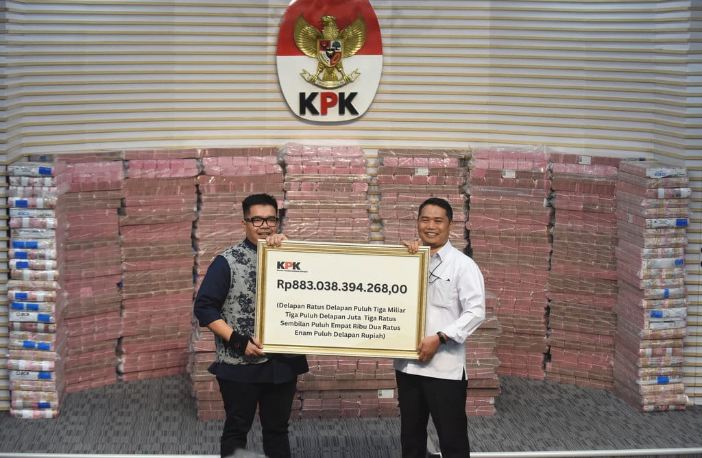 Plt. Deputi Bidang Penindakan dan Eksekusi KPK Asep Guntur Rahayu (kanan) secara simbolis menyerahkan barang rampasan negara kepada Direktur Utama PT TASPEN Rony Hanityo Aprianto (kiri) di Gedung Merah Putih KPK, Jakarta, Kamis (20/11/2025). ANTARA FOTO/Indrianto Eko Suwarso/tom. Penyerahan barang rampasan negara kepada PT TASPEN