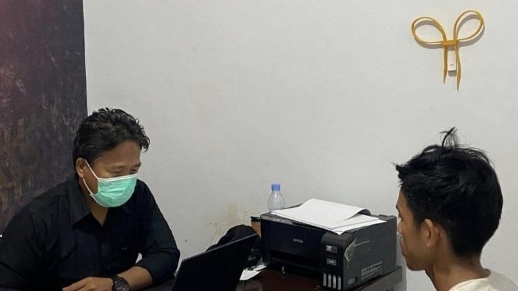 Olah TKP Aksi keji Penganiayaan di rumah Ibu korban di Desa Lamunre Tengah, Kecamatan Belopa Utara, Kamis Malam (21/11/2025). tirto.id/MN Abdurrahman Aksi Penganiayaan Lamunre Tengah