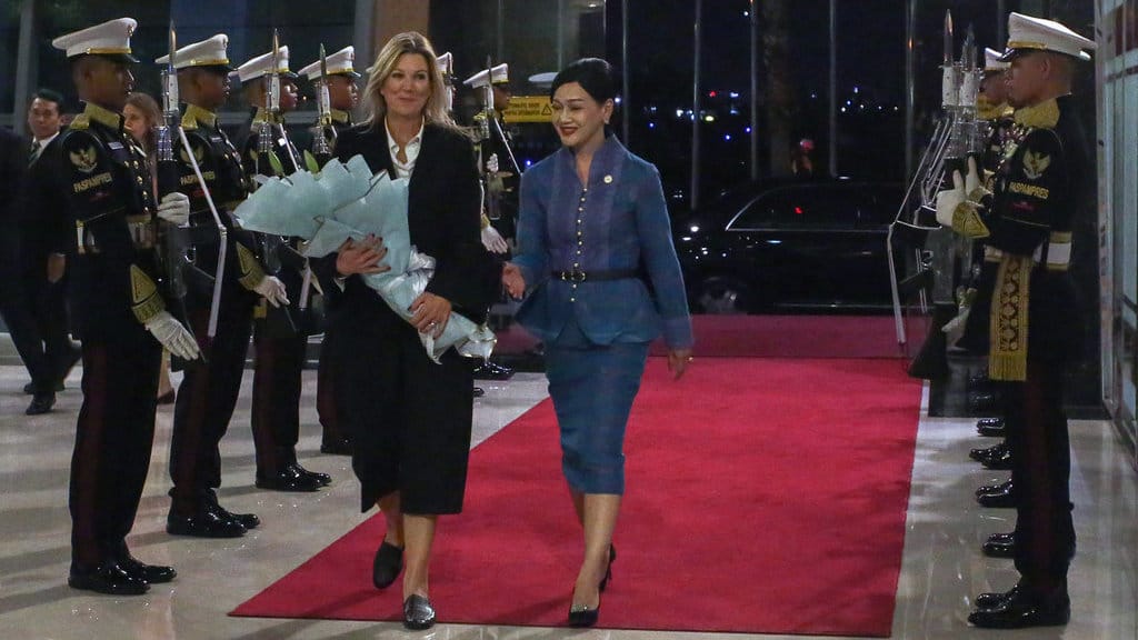Kepala Eksekutif Pengawas Perilaku Pelaku Usaha Jasa Keuangan, Edukasi dan Pelindungan Konsumen OJK Friderica Widyasari Dewi (kedua kanan) berjalan bersama dengan UN Secretary-General's Special Advocate for Financial Health yang juga sebagai Ratu Belanda Ratu Maxima Zorreguieta Cerruti (kedua kiri) setibanya di Bandara Soekarno–Hatta, Tangerang, Banten, Senin (24/11/2025). ANTARA FOTO/Muhammad Iqbal/agr Kunjungan Ratu Belanda di Indonesia