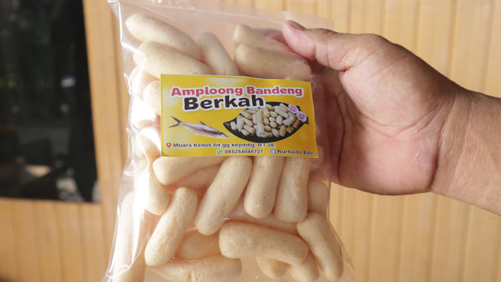Produk amplang ikan bandeng dari Kelompok Pengolah dan Pemasar (Poklahsar) “Pesona Wanita Pesisir”. (FOTO/Istimewa) Body Artikel 2 M4CR 2