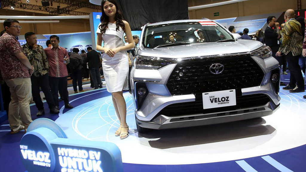 Ilustrasi New Toyota Veloz Hybrid EV usai resmi diluncurkan diajang pameran otomotif GAIKINDO Jakarta Auto Week 2025 di Indonesia Convention Exhibition (ICE) Kabupaten Tangerang, Banten, Jumat (21/11/2025). New Toyota Veloz Hybrid EV merupakan kendaraan hybrid terbaru Toyota yang diproduksi di dalam negeri oleh Toyota Indonesia, yang dibandrol dengan harga Rp299 juta. ANTARA FOTO/Muhammad Iqbal/foc. Toyota Veloz Hybrid EV