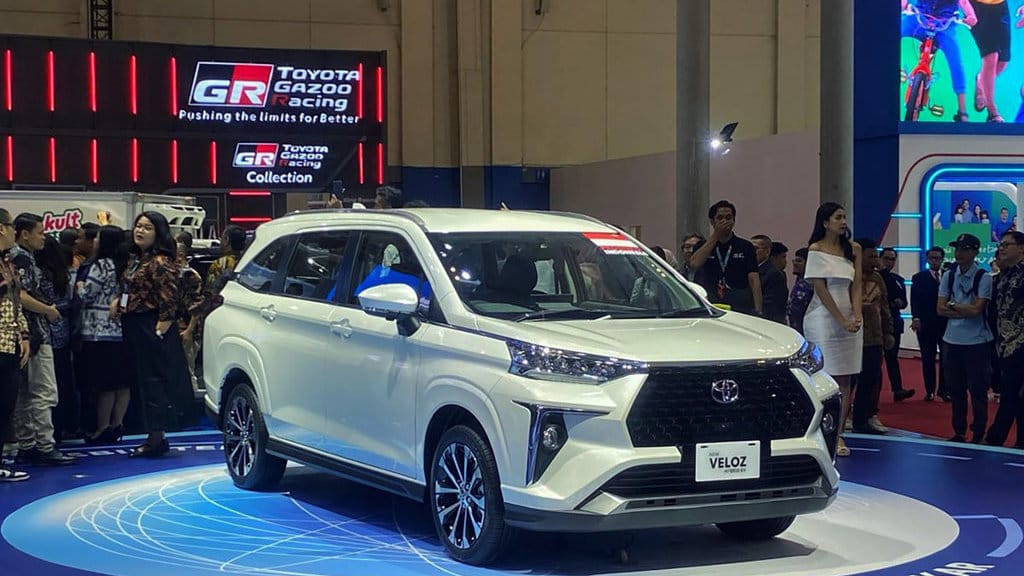 Tampilan mobil Toyota New Veloz Hybrid yang diluncurkan di ajang GJAW 2025 pada Jumat (21/11/2025). (ANTARA/Chairul Rohman) Toyota Veloz Hybrid EV