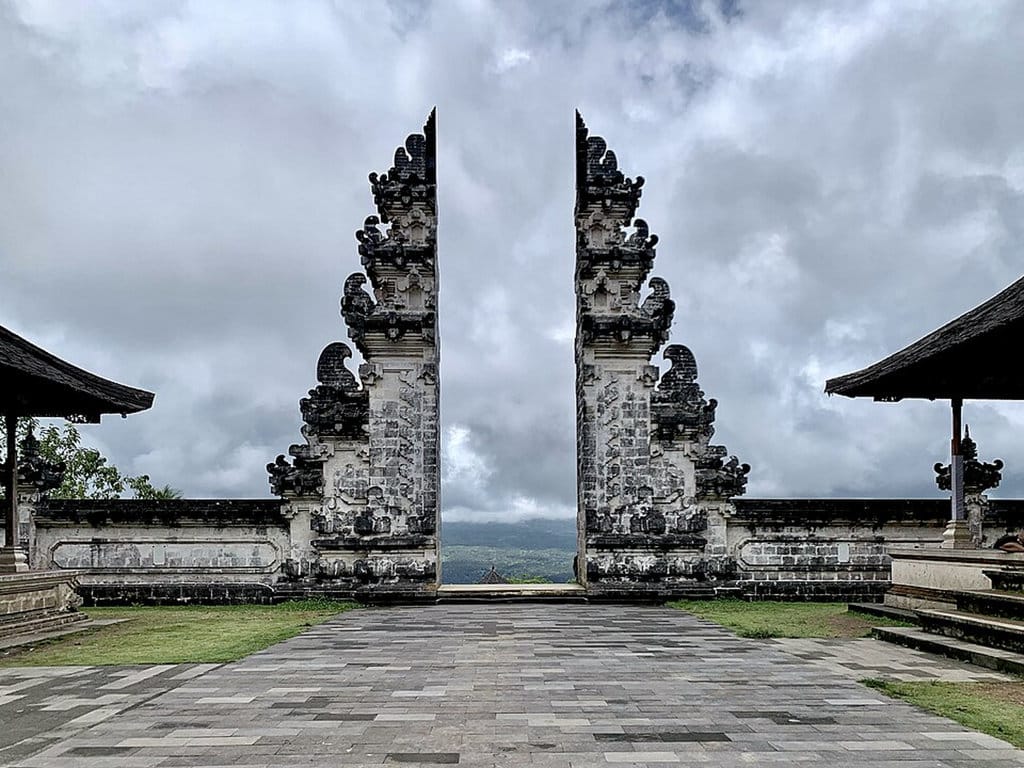 Pura Penataran Agung Lempuyang - Candi bentar. (FOTO/commons.wikimedia/Chainwit) Candi bentar