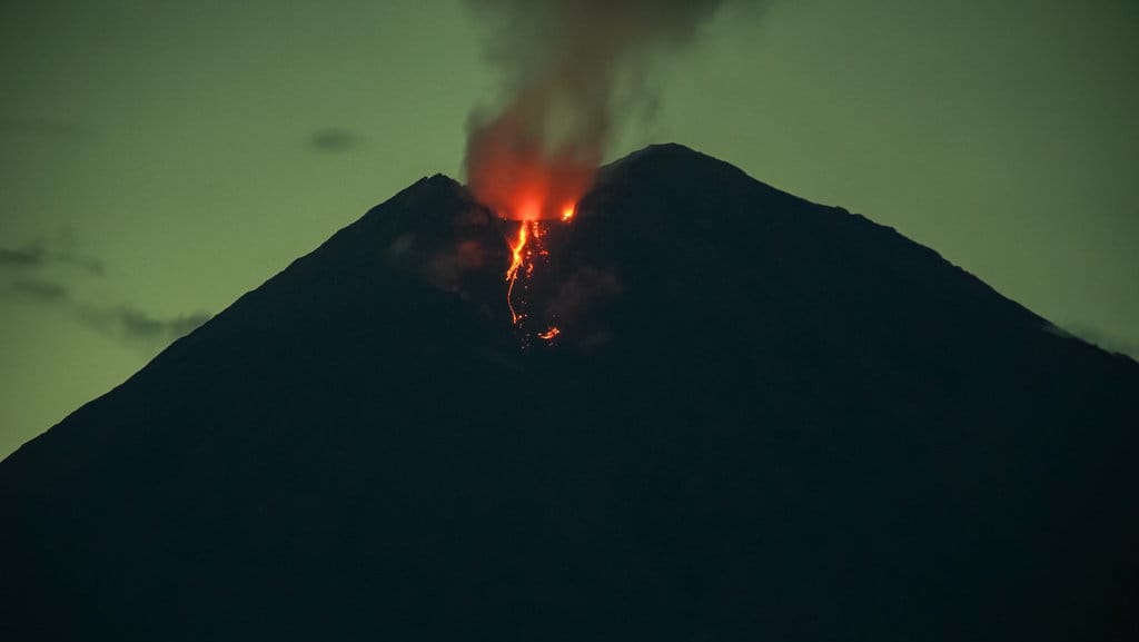 Ilustrasi erupsi gunung api. ANTARA FOTO/Irfan Sumanjaya/bar Aktivitas vulkanik Gunung Semeru