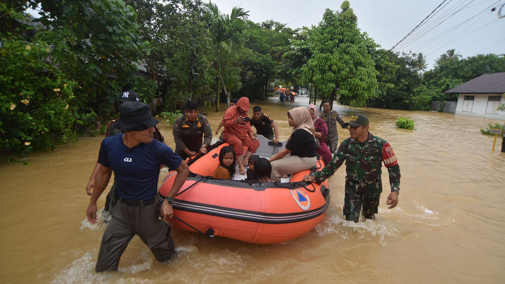 Petugas SAR gabungan mengevakuasi warga yang terdampak banjir di Parak Jambu, Dadok Tunggul Hitam, Padang, Sumatera Barat, Selasa (25/11/2025). Intensitas curah hujan tinggi membuat sejumlah sungai besar di kota itu meluap dan merendam ratusan rumah. ANTARA FOTO/Iggoy el Fitra/sgd Banjir rendam permukiman di Padang