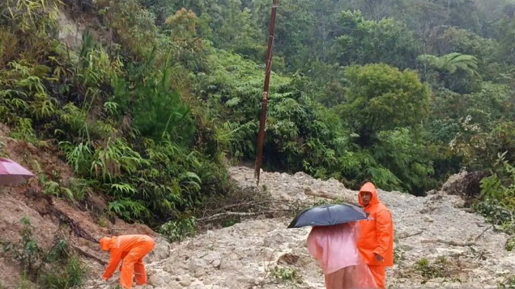 Badan Jalan Nasional Lintas Tengah Sumatera tepatnya di Kecamatan Sipirok, Kabupaten Tapanuli Selatan ditutupi material longsor. Akibatnya akses jalan menghubungka Padangsidimpuan -Medan maupun sebaliknya putus total, Selasa (25/11/2025) (ANTARA-HO-Dokumen Pribadi) Jalan Nasional Lintas Tengah Sumatera