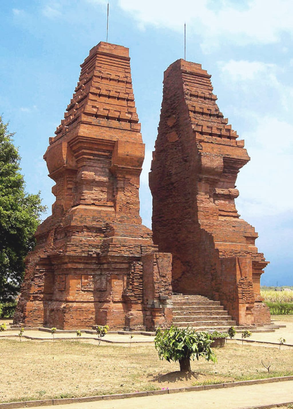 Wringin Lawang, Trowulan jenis gerbang ini disebut 'Candi Bentar', sejenis struktur yang diperkirakan muncul pada masa Majapahit. Wringin Lawang Trowulan