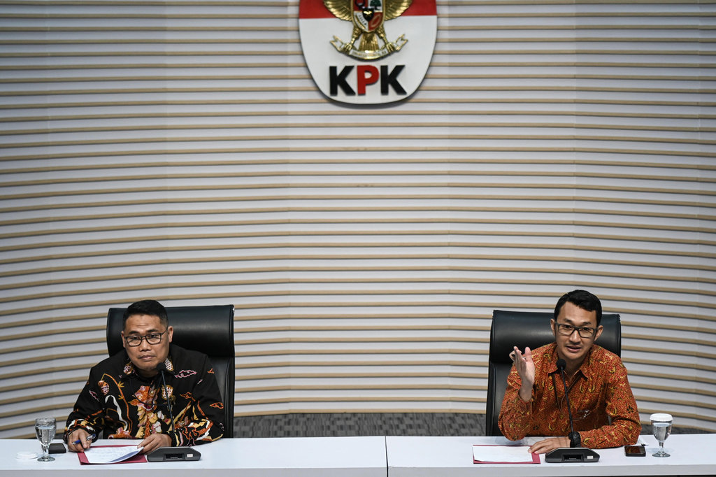 Plt. Deputi Bidang Penindakan dan Eksekusi KPK Asep Guntur Rahayu (kiri) dan Juru Bicara KPK Budi Prasetyo (kanan) menjawab pertanyaan wartawan saat konferensi pers terkait Surat Rehabilitasi untuk terdakwa Ira Puspadewi di Gedung Merah Putih KPK, Jakarta, Selasa (25/11/2025). ANTARA FOTO/Sulthony Hasanuddin/rwa. KPK tunggu Surat Rehabilitasi Ira Puspadewi