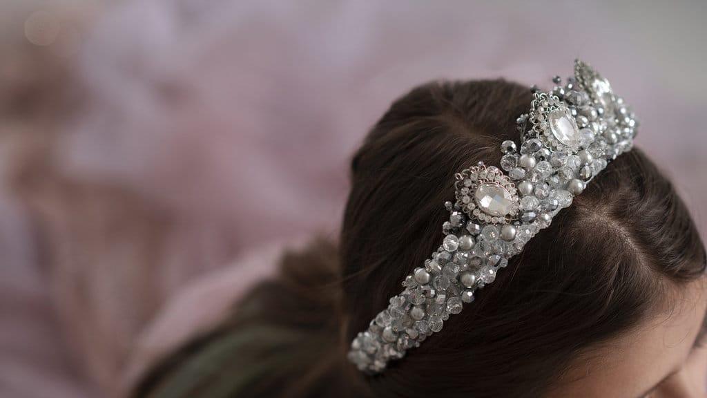 Ilustrasi Ratu. foto/High angle girl wearing silver crown Ilustrasi Ratu