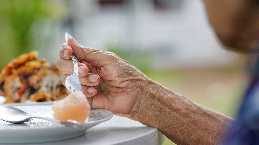Ilustrasi Lansia Makan Sendiri. foto/istockphoto Ilustrasi Lansia Makan Sendiri
