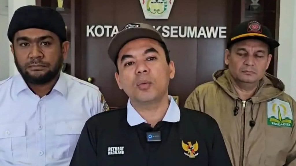 Wali Kota Lhokseumawe Sayuti Abubakar memberikan keterangan kepada awak media, Rabu (26/11/2025). ANTARA/Try Vanny S Sayuti Abubakar
