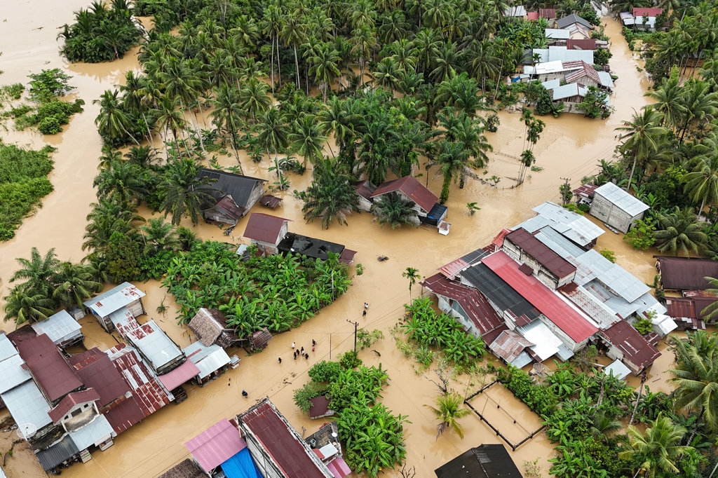 Foto udara permukiman penduduk yang terendam banjir di Desa Teupin Peuraho, Arongan Lambalek, Aceh Barat, Aceh, Kamis (27/11/2025). Berdasarkan data Pusat Pengendalian Operasi Penanggulangan Bencana (Pusdalop PB) Badan Penanggulangan Bencana Aceh menyatakan sebanyak 16 kabupaten/kota di Aceh terdampak banjir dengan rincian 33.817 kepala keluarga atau 119.988 jiwa terdampak serta 20.759 jiwa mengungsi dan tiga orang meninggal dunia. ANTARA FOTO/Syifa Yulinnas/foc. Banjir melanda Aceh