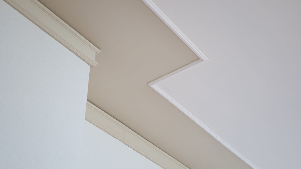 Ilustrasi plafon dengan hiasan lis molding. foto/istockphoto Ilustrasi plafon dengan hiasan lis molding