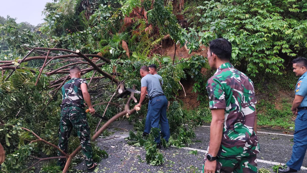 Sejumlah bantuan yang diberikan oleh TNI AL dalam mengatasi dampak bencana alam di Sumatera Utara (Sumut) dan Sumatera Barat (Sumbar). FOTO/Dinas Penerangan Angkatan Laut TNI AL batu Bencana di Sumut dan Sumbar