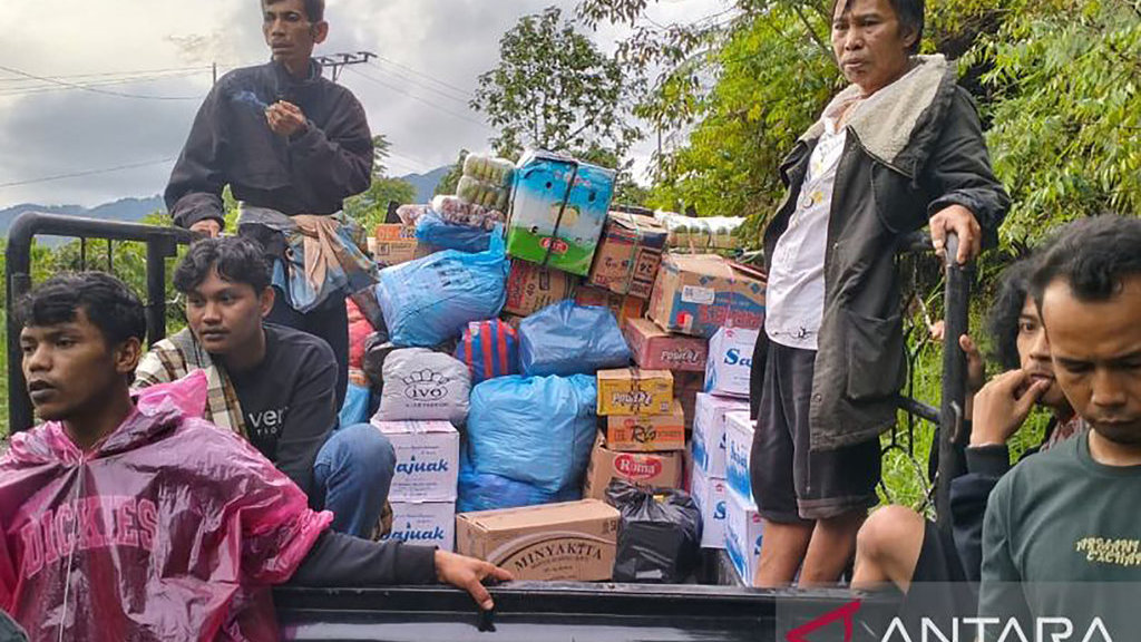 Warga memuat logistik untuk disalurkan kepada korban banjir badang di Kabupaten Agam, Jumat (28/11/2025). ANTARA/Muhammad Zulfikar Korban banjir Bandang Agam