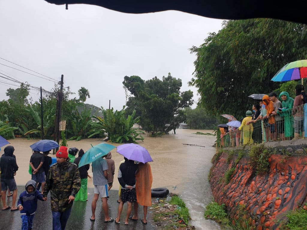 Air sungai meluap hingga ke Jembatan Sri Gunting yang menghubungkan Kota Medan dan Kabupaten Deli Serdang di Kecamatan Sunggal, Jumat (28/11/2025). (Sumber Foto: Nanda Fahriza Batubara) Banjir di Kota Medan
