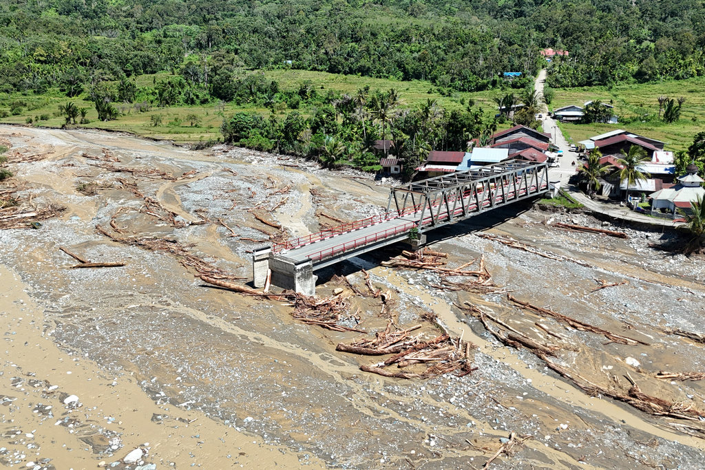 Foto udara Jembatan Beutong Ateuh Banggalang yang putus diterjang banjir bandang di jalan lintas tengah Nagan Raya-Aceh Tengah di Desa Kuta Teugong, Beutong Ateuh Banggalang, Nagan Raya, Aceh, Minggu (30/11/2025). Jembatan penghubung yang merupakan akses utama dijalur lintas tengah Nagan Raya-Aceh Tengah putus total setelah diterjang banjir bandang pada Rabu (26/11) sehingga memutuskan akses transportasi warga dari seberang sungai serta tidak dapat dilalui kendaraan roda dua maupun roda empat. ANTARA FOTO/Syifa Yulinnas/nz. Jembatan Beutong Ateuh Nagan Raya putus