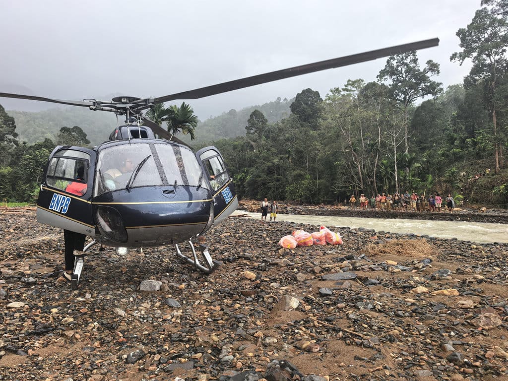 Helikopter BNPB dengan nomor registrasi PK-RTQ mendarat di tepi sungai demi antarkan bantuan warga yang terisolir akibat bencana hidrometeorologi di Desa Sihaporas, Kecamatan Pinangsori, Kabupaten Tapanuli Tengah, Sumatra Utara, Sabtu (29/11). FOTO/Dok: BNPB Helikopter BNPB di tapanuli tengah