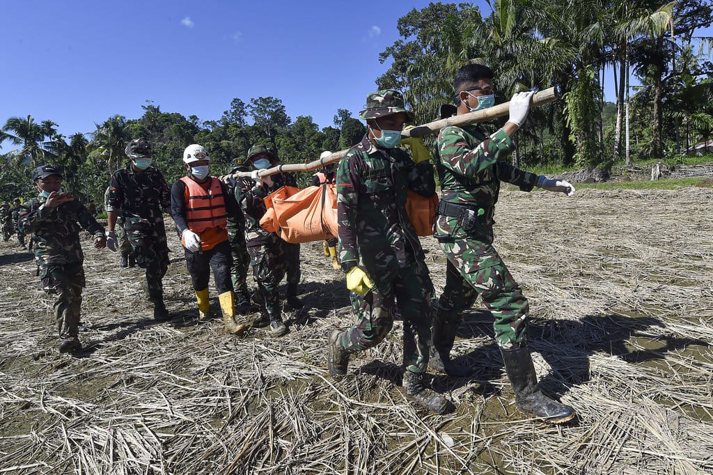 Prajurit Batalyon TP 897/Singgalang dan Brimob Polda Sumbar mengevakuasi korban meninggal akibat banjir bandang di Jorong Kayu Pasak Selatan, Nagari Salareh Aia, Palembayan, Agam, Sumatera Barat, Senin (1/12/2025). ANTARA FOTO/Wahdi Septiawan/bar Evakuasi korban banjir bandang Palembayan