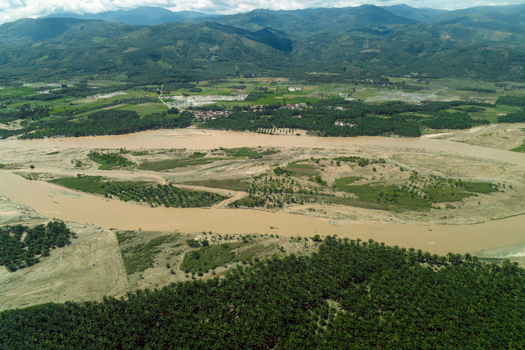 Pantauan udara kondisi Sungai Pagan pascabanjir bandang di Kabupaten Aceh Tenggara, Aceh, Senin (1/12/2025). ANTARA FOTO/Galih Pradipta/app/agr Kondisi sungai pascabanjir bandang di Aceh Tenggara