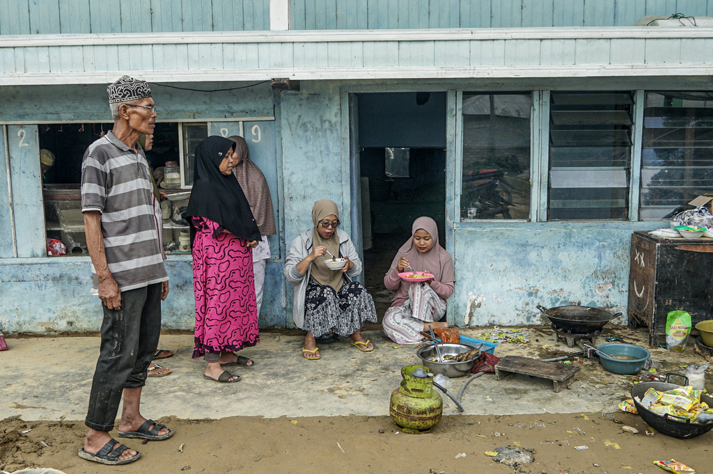 Warga terdampak banjir bandang menyantap mie instan sebagai makanan darurat di Jorong Subarang, Dusun Batua, Paninggahan, Kecamatan Junjung Sirih, Kabupaten Solok, Minggu (30/11/2025). ANTARA FOTO/Wawan Kurniawan/Lmo/nz Pascabanjir bandang di Solok