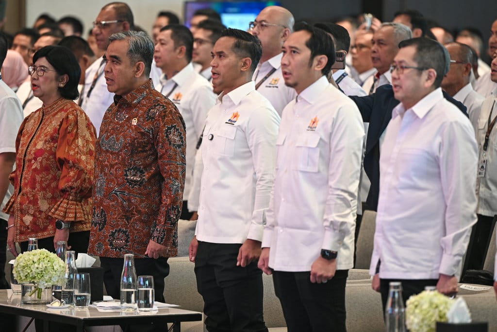 Ketua MPR Ahmad Muzani (kedua kiri), Ketua Umum Kamar Dagang dan Industri (Kadin) Indonesia Anindya Novyan Bakrie (ketiga kiri), Wakil Ketua MPR Edhie Baskoro Yudhoyono (kedua kanan), Deputi Gubernur Senior Bank Indonesia Destry Damayanti (kiri) dan pengusaha Hary Tanoesoedibjo (kanan) menyanyikan lagu Indonesia Raya saat pembukaan Rapat Pimpinan Nasional (Rapimnas) Kamar Dagang dan Industri (Kadin) Indonesia 2025 di Jakarta, Senin (1/12/2025). ANTARA FOTO/Fauzan/agr Pembukaan Rapimnas Kadin Indonesia 2025