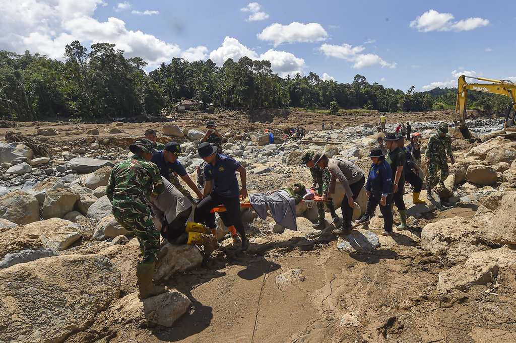 Prajurit TNI dan anggota kepolisian mengevakuasi korban sakit dari desa terisolir akibat banjir bandang di Nagari Salareh Aia Timur, Palembayan, Agam, Sumatera Barat, Senin (1/12/2025). ANTARA FOTO/Wahdi Septiawan/agr Evakuasi korban sakit di desa terisolir di Palembayan